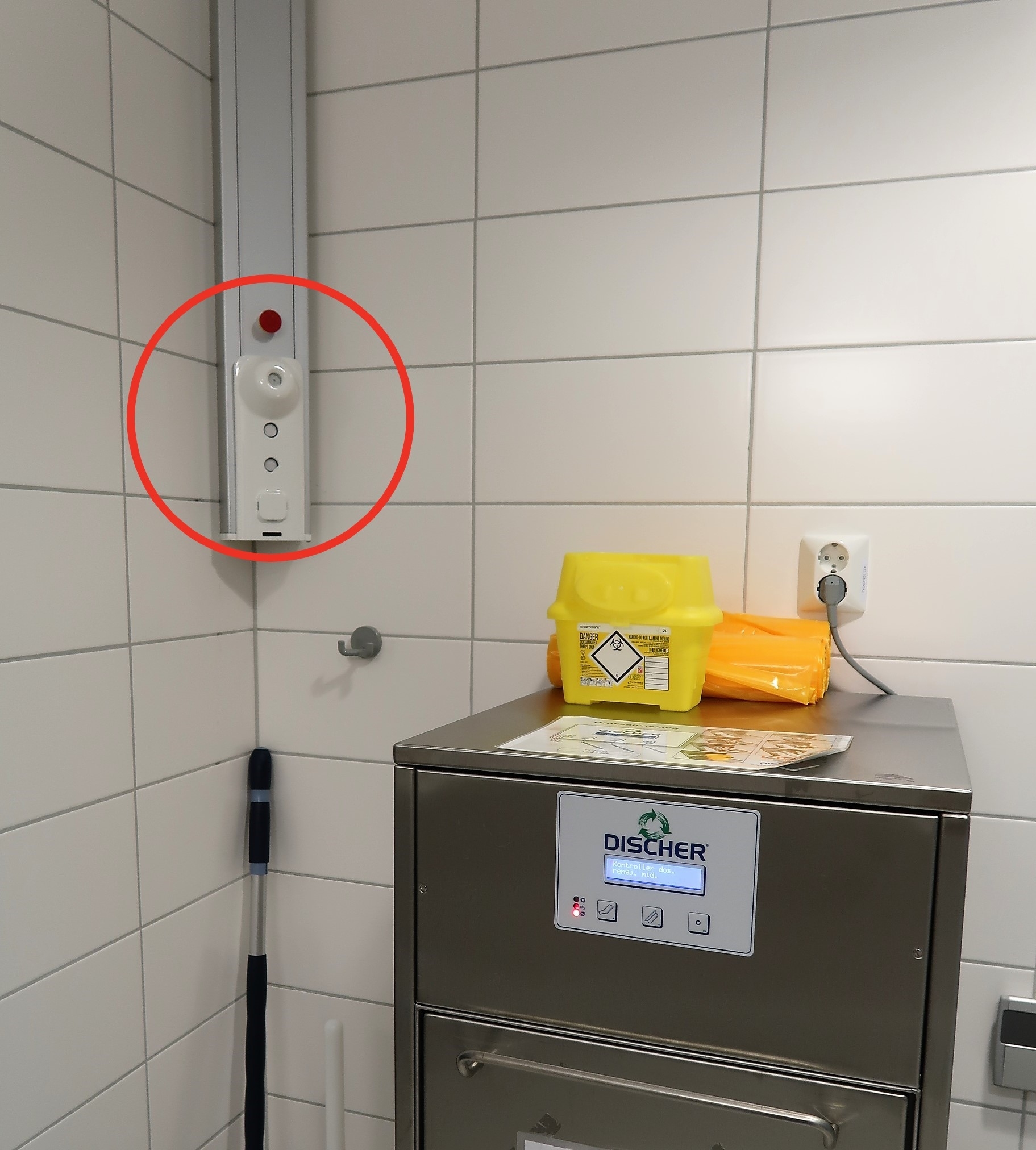 En av totalt tre desinfeksjonsdyser plassert i pasientrommet.
